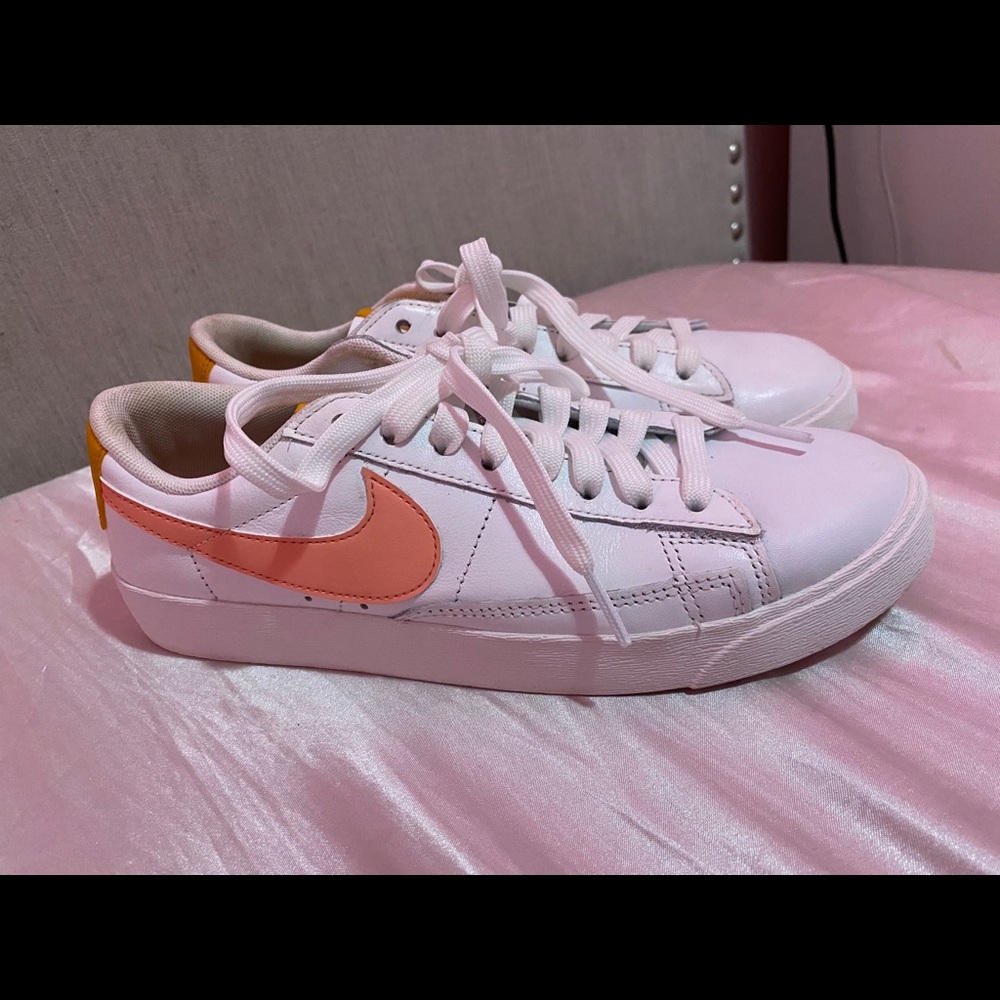 Women’s Nike shoe